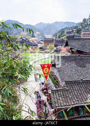 CHENGYANG, Cina - 27 Marzo 2017: sopra la vista della strada dello shopping di Chengyang villaggio di Sanjiang Dong contea autonoma in primavera. Chengyang include Foto Stock