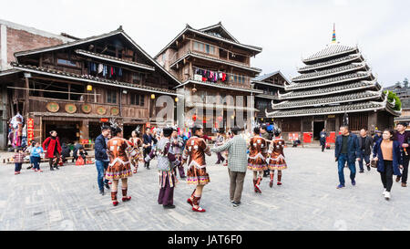 CHENGYANG, Cina - 27 Marzo 2017: turisti e ballo rotondo sulla piazza di usanza popolare centro durante Dong cultura mostra nel villaggio di Chengyang in primavera. C Foto Stock