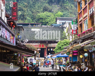 YANGSHUO, Cina - 29 Marzo 2017: le persone sul mercato e ristorante street nella città di Yangshuo in primavera. Cittadina di villeggiatura per uso domestico e per forei Foto Stock