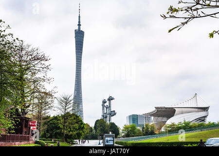 GUANGZHOU - CINA - MARZO 31, 2017: turisti vicino al Teatro Lirico nella città di Guangzhou in giorno piovoso e vista di Guangzhou (Cantone) TV astronomici e Sightse Foto Stock