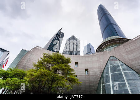 GUANGZHOU - CINA - MARZO 31, 2017: Opera House e grattacieli di Zhujiang Città nuova della città di Guangzhou in primavera. Il teatro è stato progettato da Zaha aveva Foto Stock