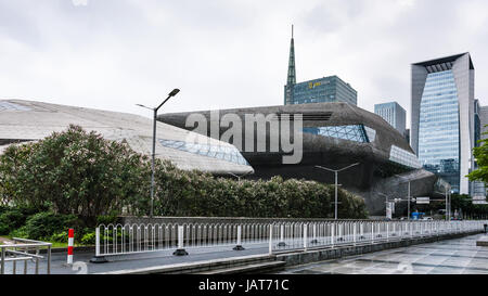 GUANGZHOU - CINA - MARZO 31, 2017: street e vista laterale della Opera House di Zhujiang Città nuova della città di Guangzhou in primavera. Il teatro è stato progettato da Foto Stock