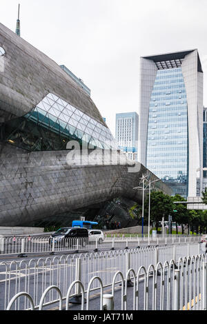 GUANGZHOU - CINA - MARZO 31, 2017: il muro della Opera House e alti edifici di Zhujiang in città nuova della città di Guangzhou in primavera. Il teatro è stato progettato Foto Stock