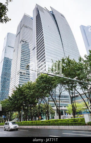 GUANGZHOU - CINA - MARZO 31, 2017: street e alti edifici in Zhujiang Città nuova della città di Guangzhou in nuvoloso giorno. Guangzhou è il terzo più-popul Foto Stock