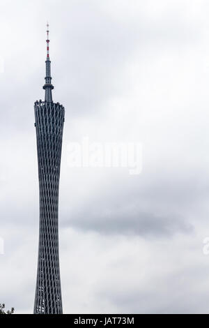 GUANGZHOU - CINA - MARZO 31, 2017: vista di Guangzhou (Cantone) TV astronomico e Torre di sightseeing in primavera nuvoloso giorno. La torre fu sormontata fuori ho Foto Stock