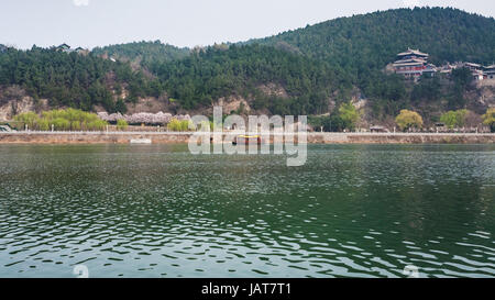 Viaggio in Cina - Vista di East Hill con astine di cinesi monumento Buddista le Grotte di Longmen (Dragon's Gate Grotte Grotte di Longmen) sul Fiume Yi in Foto Stock