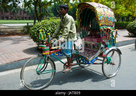 In rickshaw, un trasporto tradizionale nelle aree urbane e nelle zone rurali del Bangladesh. Dacca in Bangladesh. Foto Stock