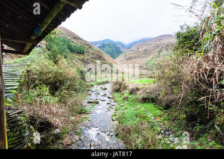 Viaggio in Cina - creek tra colline terrazzate di Dazhai villaggio nella zona di Longsheng terrazze di riso (Dragon's Backbone terrazza, Longji terrazze di riso) Foto Stock