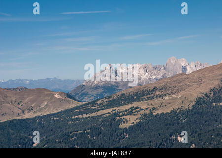 Vista del "Pale di San Martino" da un sentiero escursionistico vicino al Passo Pordoi Trentino Alto Adige Italia. Foto Stock