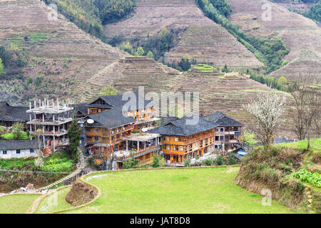 Viaggio in Cina - vista delle case nel villaggio tra colline terrazzate di Dazhai Longsheng terrazze di riso (Dragon's Backbone terrazza, Longji terrazze di riso) Foto Stock