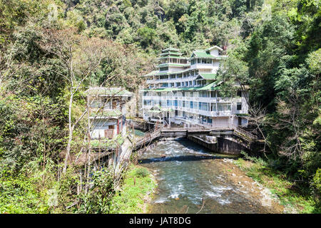 Viaggio in Cina - vista della gola con creek a Longsheng Hot Springs National Forest Park in Jiangdi villaggio del distretto di Xiangshan nella stagione primaverile Foto Stock