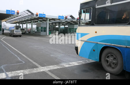 Coda di auto in attesa presso la Polish-Ukrainian border crossing in Dorohusk. Confine dell'Unione europea. Foto Stock