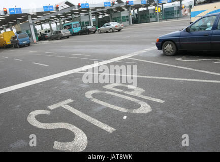 Coda di auto in attesa presso la Polish-Ukrainian border crossing in Dorohusk. Confine dell'Unione europea. Foto Stock