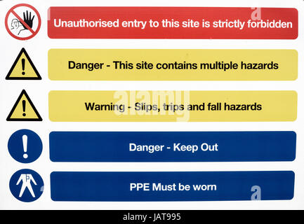Costruzione e demolizione sito di avvertimento e di sicurezza e salute indicazioni sulla plastica bianca Foto Stock