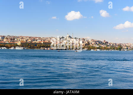 Istanbul, Turchia - 02 Novembre 2016: vista su Istanbul Embankment e traghetti passeggeri Foto Stock