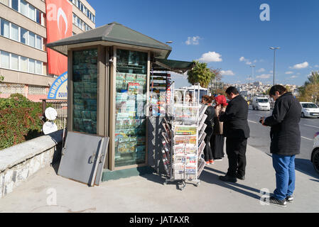 Istanbul, Turchia - 02 Novembre 2016: chiosco sulla strada. La gente compra i quotidiani. Foto Stock