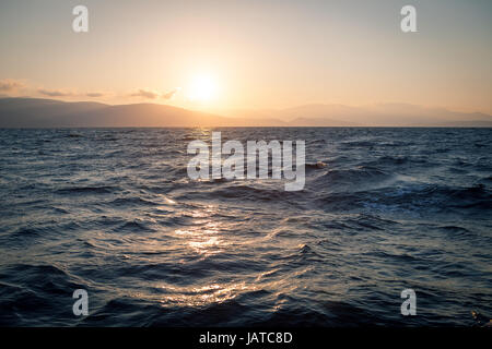 Tramonto sull'oceano, composizione della natura Foto Stock