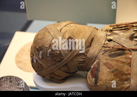 La mummia di un uomo con amuleti su un telaio. Epoca romana, dopo 30 BC. Provenienza sconosciuta. British Museum. Londra. Regno Unito. Foto Stock