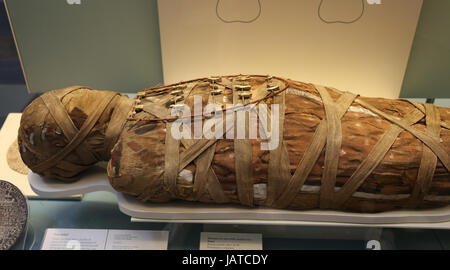 La mummia di un uomo con amuleti su un telaio. Epoca romana, dopo 30 BC. Provenienza sconosciuta. British Museum. Londra. Regno Unito. Foto Stock