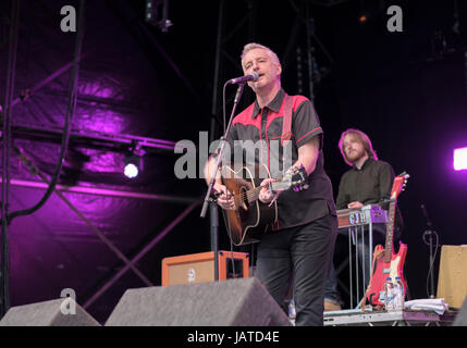 Billy Bragg effettuando in corrispondenza di Wychwood Festival, Cheltenham, Regno Unito Foto Stock