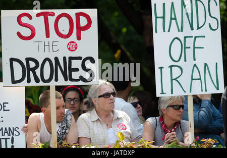 Le persone si radunano in Chicago Grant Park domenica a unirsi in un marzo al rally con la guerra in Iraq veterani, vicino a dove il vertice della NATO si svolge. Foto Stock