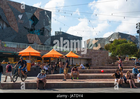 Vista del plaza a Federation Square nel centro di Melbourne, Victoria, Australia. Foto Stock