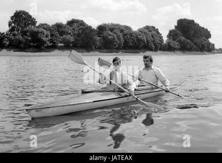 Terry Bell, 24, e la moglie Barbara, 27, dando loro 16ft in fibra di vetro Amandhla canoa una prova finale sul Fiume Tamigi a Chiswick, Londra. Foto Stock