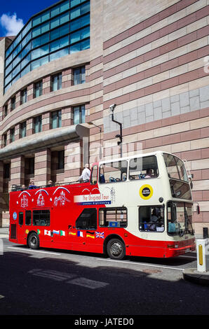 London Tourist Bus - un aperto e rabboccato Londra autobus turistico del Tour Original società esterna al post-moderno no1 edificio di pollame Foto Stock