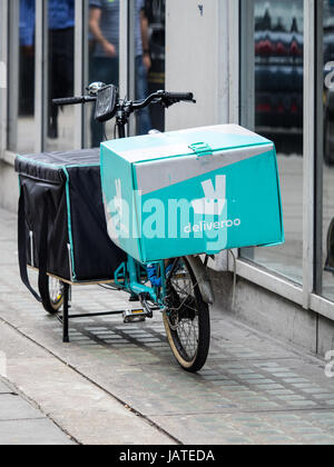 Deliveroo Consegna del cibo Cargo bike a Londra. Deliveroo è in concorrenza con la Uber mangia in questo mercato in rapida crescita. Foto Stock