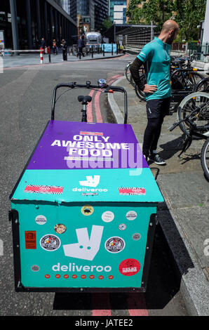 Deliveroo Consegna del cibo Cargo bike a Londra. Deliveroo è in concorrenza con la Uber mangia in questo mercato in rapida crescita. Foto Stock