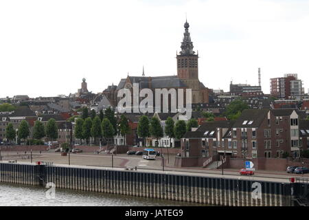 Skyline di Nijmegen, Paesi Bassi lungo il fiume Waal. Nel centro del tardo gotico Grote Kerk o Sint Stevenskerk (Chiesa di Santo Stefano) Foto Stock