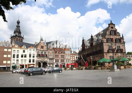 Xvii secolo Boterwaag (burro Casa di pesatura) sul Grote Markt square, centro di Nijmegen, Paesi Bassi. Grote o Stevenskerk in background Foto Stock