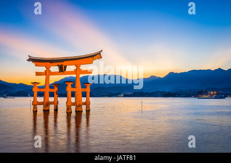 Miyajima, Hiroshima, Giappone a gate flottante del santuario di Itsukushima. Foto Stock