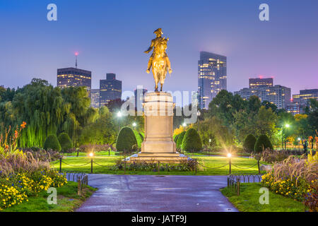 Boston, Massachusetts, USA skyline al giardino pubblico. Foto Stock