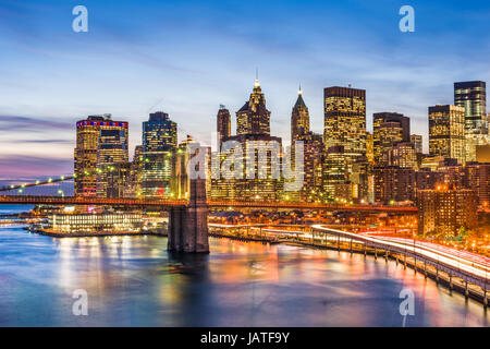 New York skyline della città con il ponte di Brooklyn e il quartiere finanziario sull'East River. Foto Stock