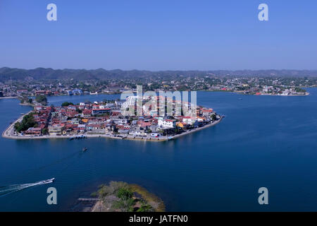 Vista aerea del lago Itza con il piccolo villaggio di Flores nella regione del bacino di Peten nel nord del Guatemala Foto Stock