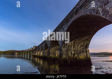 La pietra e la rampa in ferro ponte che attraversa il fiume Tamar, parte della valle Tamar linea. Foto Stock