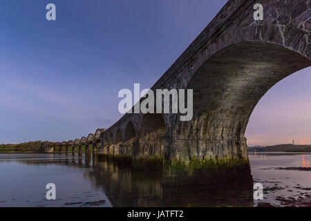 La pietra e la rampa in ferro ponte che attraversa il fiume Tamar, parte della valle Tamar linea. Foto Stock