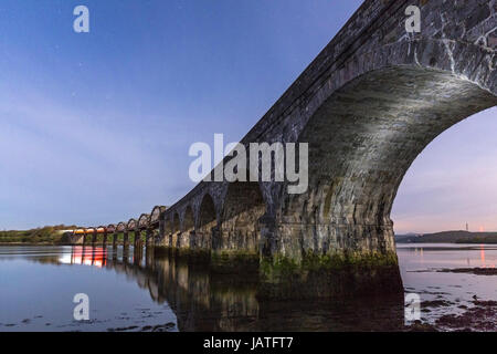 La pietra e la rampa in ferro ponte che attraversa il fiume Tamar, parte della valle Tamar linea. Foto Stock