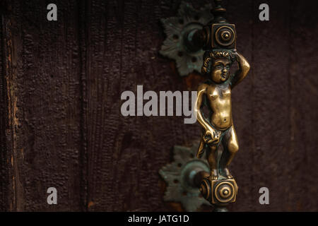 In bronzo antico serratura di una porta di legno a Venezia, Italia Foto Stock