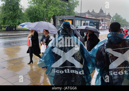 Gli amanti dello shopping sotto la pioggia su Princess Street Edinburgh Foto Stock