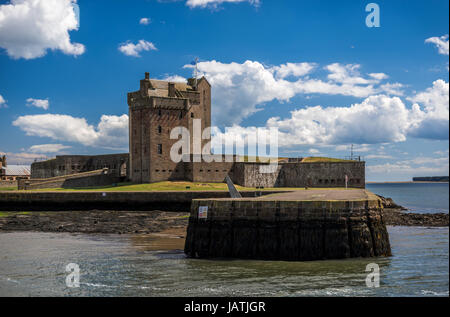 Il castello di Broughty sulle rive del fiume Tay Foto Stock