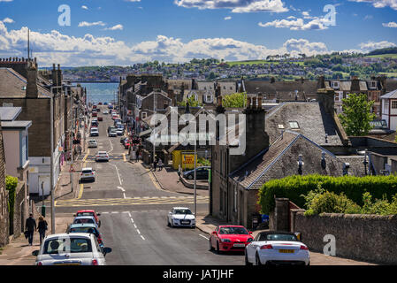 Visualizza in basso strada principale di Broughty Ferry con fiume Tay in background Foto Stock