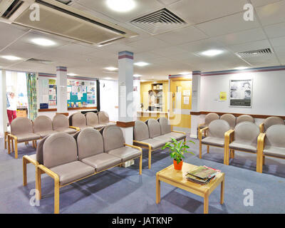 Vuoto in sala d'attesa nel grande ospedale di NHS. Uno spazio tranquillo senza pazienti Foto Stock