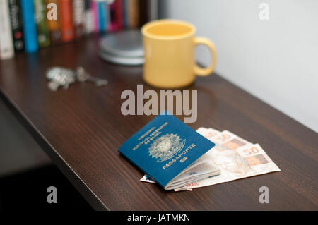 Passaporto brasiliano e la valuta brasiliana (reale) Foto Stock