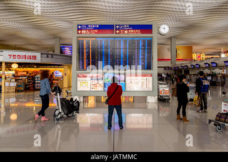 Hong Kong, Cina, 28 febbraio 2015. Il passeggero guardando calendario pensione a Hong Kong Airport. Foto Stock