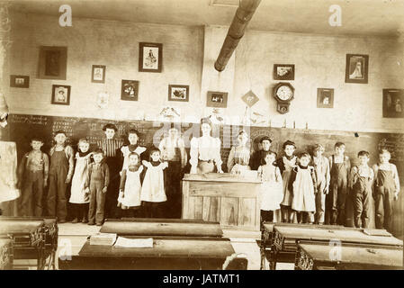 Antique c1890 fotografia, paese scuola con insegnanti e studenti. Posizione sconosciuta, eventualmente Minnesota. Fonte: SECONDA GENERAZIONE FOTOGRAFIA ORIGINALE. Foto Stock