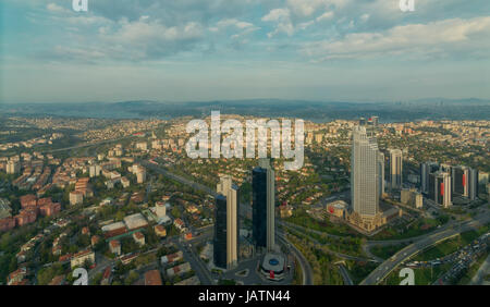 Istanbul city view da Istanbul Sapphire grattacielo affacciato sul Bosforo prima del tramonto, Istanbul, Turchia Foto Stock