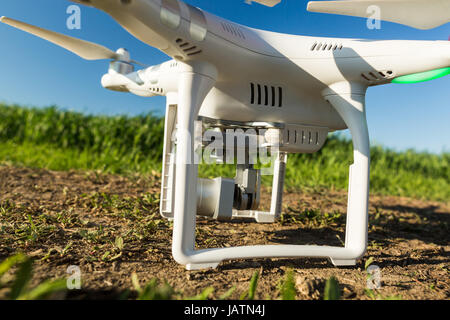 Voli quadcopter all'aperto, immagini aeree e tech hobby, concetto di ricreazione - quadrocopter preparazione del volo, eliche pronti per il decollo su summ Foto Stock