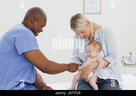 Medico scuote la piccola mano di pazienti Foto Stock